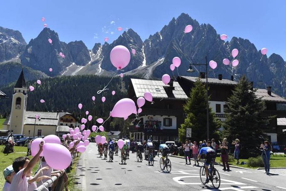 Bambini in festa e palloncini in aria per il Giro sulle Dolomiti. Lapresse